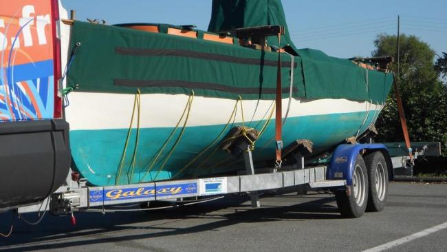 Un transport de bateau sur remorque entre Paris et la Brest.